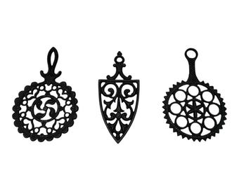 3 vintage gietijzeren onderzetters, 2 ronde en 1 speer - Paw Feet J.Z.H. 1948, 1952, 1955