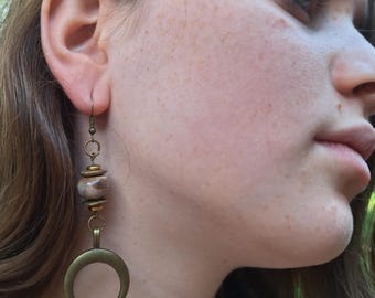 Pendientes tribales de media luna de latón, pendientes bohemios llamativos, pendientes de luna de metal ligeros