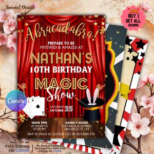 Pode incluir: Um convite vibrante para o 10º aniversário de Nathan, com um show de mágica, com um fundo de cortina vermelha e letras douradas que dizem "Abracadabra!" e "Magic Show". Inclui um chapéu de mágico, cartas de baralho e detalhes do evento. Tamanho: 12,7 x 17,8 cm.