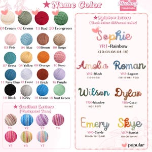 Puede incluir: Una exhibici&oacute;n de productos con opciones de color de hilo y ejemplos de arte de nombres personalizados. La tabla de colores incluye colores de hilo lisos y degradados. Se muestran ejemplos de nombres en estilos de letras arco&iacute;ris y degradados.