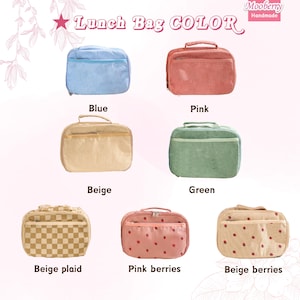 Puede incluir: Una colecci&oacute;n de bolsas de almuerzo en varios colores, incluyendo azul, rosa, beige y verde. Las bolsas presentan diferentes patrones, como pana, cuadros y estampados de bayas. Cada bolsa tiene un asa y un cierre de cremallera. El texto en la imagen dice "Lunch Bag COLOR".