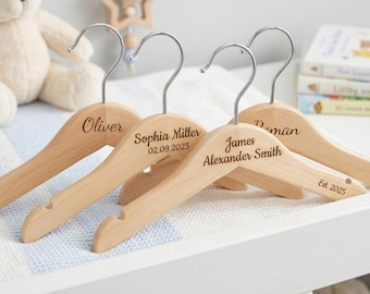 Benutzerdefinierte gravierte Holz Kleiderbügel für Kinder | Natürliches Finish | Größen 24 cm, 26 cm, 29 cm | Perfektes Geschenk zur Geburt