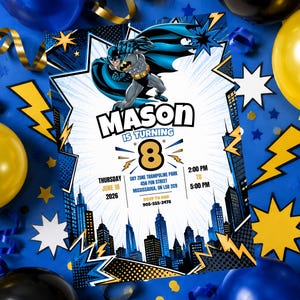 Op de afbeelding: Een rechthoekige verjaardagsuitnodiging met een stripboekillustratie van Batman, een stadsgezicht en gele bliksemschichten. De tekst luidt: MASON IS TURNING 8, THURSDAY JUNE 18 2026, 2:00 PM TO 5:00 PM, SKY ZONE TRAMPOLINE PARK 456 FUN STREET MISSISSAUGA, ON L5B 2C9, RSVP TO DAD 905-555-2478.