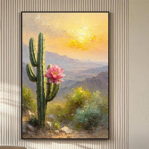 以下が含まれることがあります： 緑色のサボテンとピンクの花が咲く砂漠の風景の油絵。背景には、暖かい夕日の下にある山々が描かれています。作品は黒いフレームに入っています。テーマ：自然と砂漠。