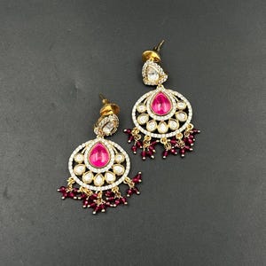 Rote Kundan-Ohrringe | Vergoldete indische Statement-Ohrringe | Smaragdgrüne Brautohrringe | Ethnischer Hochzeitsschmuck