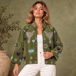 Olivgrön manchesterjacka - Broderad fågel, onda ögat, hjärta, boho, folkkonstkappa