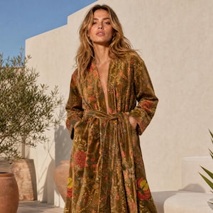 Gyllenbrun kimono i sammet | Blommig lång morgonrock med skärp och fickor
