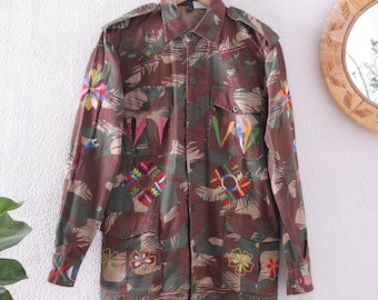 Kurtka kamuflażowa vintage z haftem ręcznym: koszula wojskowa boho z recyklingu