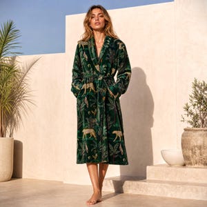 Smaragdgrön kimono i sammet | Lyxig husrock i safari-djungelmönster