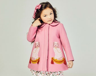 Manteau en laine rose avec chiens et pompons brodés : Manteau Buffy et Muffy de notre collection Little Goodall + Willa Heart