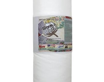 Könnte beinhalten: Eine große Rolle Warm & White Baumwollvlies, ein Quiltzubehör. Das weiße Vlies ist mit einem Etikett mit dem Markennamen und Produktinformationen versehen. Die Rolle ist zylindrisch und steht aufrecht.