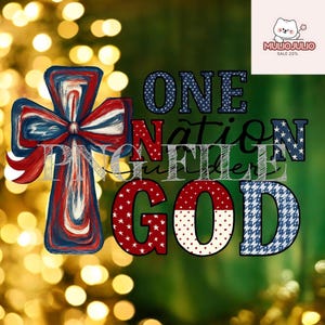 Pode incluir: Um design patriótico com uma cruz com detalhes em vermelho, branco e azul, e as palavras "ONE NATION UNDER GOD". O texto está em vários padrões, incluindo estrelas e pata de galo. O fundo tem um efeito bokeh.