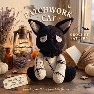 Könnte beinhalten: Ein schwarz-weißes gehäkeltes Katzen-Stofftier mit Knopfaugen und aufgestickten Patchwork-Details am Körper. Der Text PATCHWORK CAT, CROCHET PATTERN, Gothic Amigurumi und PDF PATTERN DIGITAL DOWNLOAD ist im Bild zu sehen.