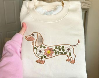 Diseño de bordado de perro salchicha, patrón de bordado floral de perro salchicha, archivo de bordado a máquina