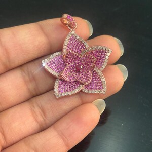 Anhänger in Form einer rosa Saphirblume, Lotus-Charm aus rosévergoldetem Silber, Halskettenanhänger mit floralem Pavé-Diamantenbesatz, romantisches Schmuckgeschenk für Sie
