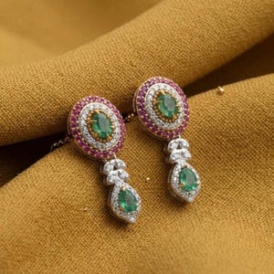 Brincos vintage com pingente de esmeralda, halo de rubis e diamantes, banhados a ouro amarelo 14K.