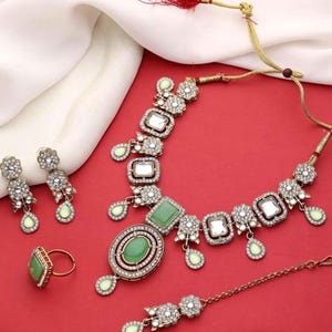 Kundan Hochzeit Schmuck Set: Braut Kette, Ohrringe, Ring & Maangtikka