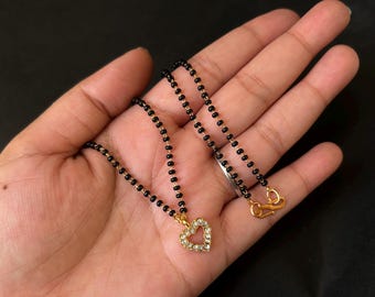 Collar Mangalsutra tradicional de color dorado / Joyería de boda india con cuentas negras