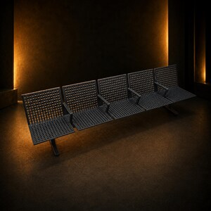 Op de afbeelding: Een donkergrijze metalen bank met vijf verbonden zitplaatsen in een geperforeerd rasterontwerp. Elke zitting is voorzien van een rugleuning en een zitting van hetzelfde materiaal met vierkante gaten, ondersteund door een centraal frame.