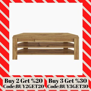 Op de afbeelding: Een houten tv-standaard met twee planken. De standaard is rechthoekig met een lichtbruine afwerking. De tekst "Buy 2 Get %20" en "Buy 3 Get %30" is zichtbaar aan de onderkant.