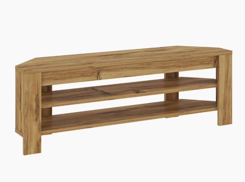 Op de afbeelding: Houten hoek-tv-standaard met twee planken. De standaard is gemaakt van lichtbruin hout en heeft een natuurlijke houtnerf. De standaard heeft een driehoekige vorm en is ontworpen om in een hoek te passen. De planken zijn open en bieden opbergruimte.