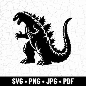 Può includere: Una silhouette nera di Godzilla, un mostro gigante immaginario, in una posa dinamica. L'immagine mostra le pinne dorsali appuntite, gli artigli affilati e la lunga coda della creatura. La parte inferiore dell'immagine include il testo "SVG • PNG • JPG • PDF".