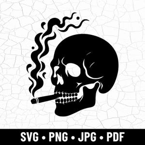 Puede incluir: Ilustración de una calavera negra fumando un cigarro, con humo ascendente. La calavera tiene dientes y cuencas de los ojos detalladas. El fondo es una textura blanca agrietada. El texto "SVG • PNG • JPG • PDF" está en la parte inferior.