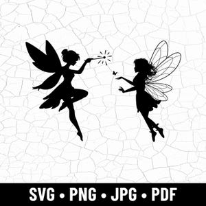 Pode incluir: Ilustração em silhueta preta de duas fadas sobre um fundo branco. Uma fada está segurando uma varinha e a outra está estendendo a mão para uma borboleta. A imagem inclui o texto "SVG • PNG • JPG • PDF".