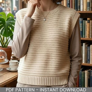 Puede incluir: Chaleco de crochet sin mangas de color crema, con dobladillo y cuello acanalados. El chaleco se lleva sobre una camisa marrón claro de manga larga. Se ve un collar con un colgante de estrella. El texto en la parte inferior dice "PDF PATTERN - INSTANT DOWNLOAD."