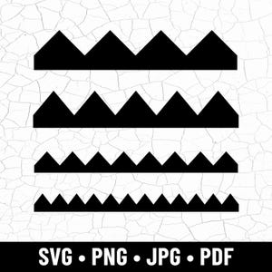 Può includere: Quattro motivi di bordi geometrici neri con forme triangolari ripetute, su uno sfondo bianco strutturato. I disegni variano in dimensioni e sono disposti verticalmente. Il testo "SVG • PNG • JPG • PDF" è in basso.