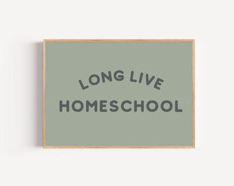 Puede incluir: Impresión enmarcada con el texto "LONG LIVE HOMESCHOOL" en letras grises oscuras sobre un fondo verde salvia. El marco de madera añade un toque natural a la obra de arte. La impresión es adecuada para un hogar o aula.