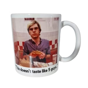 Taza de Jeff Five Guys: humor negro sobre asesinos en serie / Regalo divertido de crímenes reales / Taza de 325 ml con meme sarcástico para fanáticos del terror