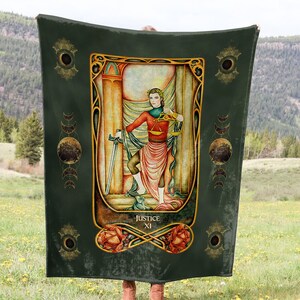 Gerechtigkeit Tarot Karte Crushed Samt Decke | Spirituelle Boho Wohndeko | New Age Stil | Mond, Sterne, Himmelskörper | Zauberhaftes Geschenk für Sie und Ihn