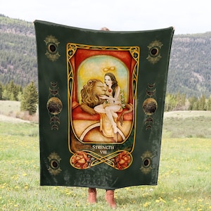 Stärke Tarot Karte Crushed Samt Decke | Spirituelle Boho Wohndeko | New Age Stil | Mond, Sterne, Himmelskörper | Glänzendes Geschenk für Sie und Ihn