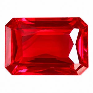 Pode incluir: Uma gema de corte retangular com uma cor vermelha profunda e saturada. A pedra apresenta uma superfície facetada que reflete a luz, criando padrões geométricos distintos e brilhos intensos sobre a sua estrutura cristalina transparente e polida.