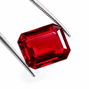 Natürlicher roter Rubin im Smaragdschliff, zertifizierter loser Edelstein, 12 Karat | Feiner Schmuckanhänger, ideales Geschenk für Frauen