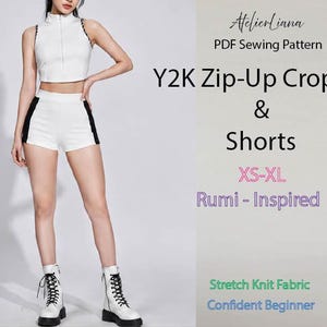 Può includere: Un top corto bianco senza maniche con cerniera e pantaloncini abbinati con pannelli laterali neri. Il testo recita: AtelierLiana, PDF Sewing Pattern, Y2K Zip-Up Crop Top & Shorts, XS-XL, Rumi-Inspired, Stretch Knit Fabric, Confident Beginner.