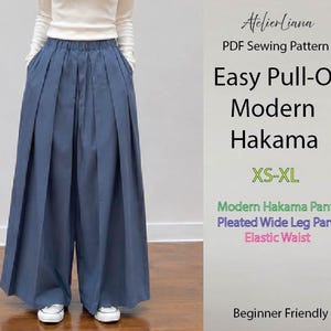 Op de afbeelding: Een PDF-naaipatroon voor een blauwe broek met wijde pijpen, een elastische tailleband en verticale plooien. De tekst luidt: AtelierLiana, PDF Sewing Pattern, Easy Pull-On Modern Hakama, XS-XL, Modern Hakama Pants, Pleated Wide Leg Pants, Elastic Waist, Beginner Friendly.