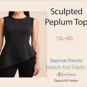 Puede incluir: Un top negro sin mangas con peplum y dobladillo asimétrico. El texto en la imagen dice: Sculpted Peplum Top, 1XL-4XL, Beginner Friendly, Stretch Knit Fabric, AtelierLiana, Digital PDF Pattern. El top se combina con pantalones negros.