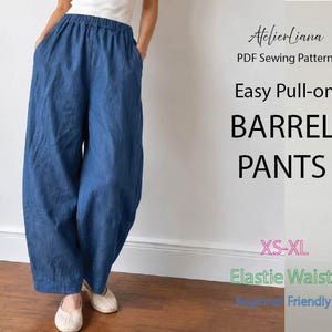 Peut inclure: Pantalon tonneau bleu à enfiler avec une taille élastique. Le texte indique : AtelierLiana, PDF Sewing Pattern, Easy Pull-on BARREL PANTS, XS-XL, Elastic Waist, Beginner Friendly. Ce pantalon large présente une coupe ample et des poches.