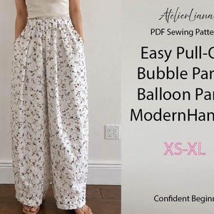 Peut inclure: Pantalon bouffant blanc à enfiler avec un petit motif floral marron. Le texte indique : AtelierLiana, PDF Sewing Pattern, Easy Pull-On Bubble Pants, Balloon Pants, ModernHanbok, XS-XL, Confident Beginner. Le pantalon a une coupe large et ample.