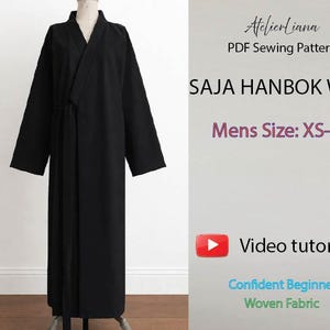 Puede incluir: Una prenda envolvente negra con mangas largas y cuello en V. El texto a la derecha dice: AtelierLiana, PDF Sewing Pattern, SAJA HANBOK WRAP, Mens Size: XS-4XL, Video tutorial, Confident Beginner, Woven Fabric. La prenda se muestra en un maniquí.