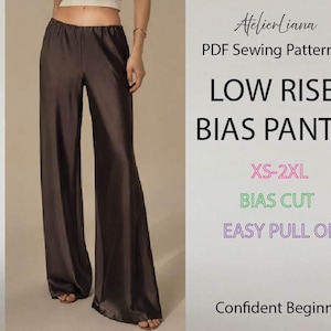 Puede incluir: Pantalones de tiro bajo en color marrón oscuro con corte al bies y estilo pull-on. El texto dice: AtelierLiana, PDF Sewing Pattern, LOW RISE BIAS PANTS, XS-2XL, BIAS CUT, EASY PULL ON, Confident Beginner. Los pantalones tienen pernera ancha.