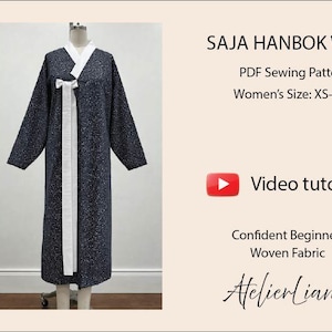 Puede incluir: Un vestido envolvente Hanbok azul marino con ribete y lazo blancos, exhibido en un maniquí. El vestido tiene un sutil estampado de lunares. El texto dice "SAJA HANBOK WRAP" y "PDF Sewing Pattern".