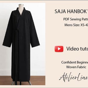 Puede incluir: Un abrigo Hanbok negro exhibido en un maniquí. La imagen incluye el texto "SAJA HANBOK WRAP", "PDF Sewing Pattern" y "Mens Size: XS-4XL". También se menciona un video tutorial. El diseño es para principiantes seguros y tejido.