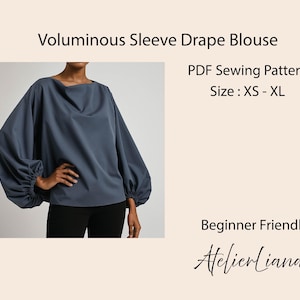 Peut inclure: Un chemisier à manches volumineuses bleu ardoise avec un col bénitier et des manches froncées. L'image comprend le texte "Voluminous Sleeve Drape Blouse", "PDF Sewing Pattern", "Size: XS-XL", "Beginner Friendly", et "Atelierliana".