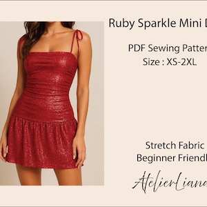 Może przedstawiać: Rubinowa mini sukienka z błyszczącą fakturą, cienkimi ramiączkami wiązanymi i falbanką u dołu. Sukienka jest częścią wzoru do szycia PDF, dostępnego w rozmiarach XS-2XL. Tkanina jest elastyczna i przyjazna dla początkujących.