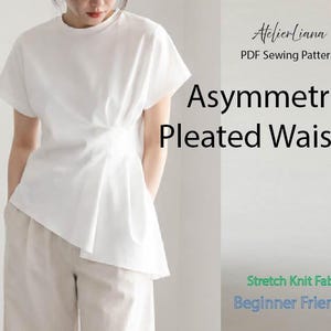 Könnte beinhalten: Ein weißes kurzärmeliges T-Shirt mit asymmetrischem Faltenwurf an der Taille. Der Text lautet: AtelierLiana, PDF Sewing Pattern, Asymmetrical Pleated Waist Tee, Stretch Knit Fabric, Beginner Friendly. Das T-Shirt wird mit einer hellbeigen Hose kombiniert.