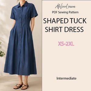 Puede incluir: Un vestido camisero de mezclilla azul oscuro con mangas cortas, cuello y cierre de botones frontal. El texto dice AtelierLiana PDF Sewing Pattern SHAPED TUCK SHIRT DRESS XS-2XL Intermediate. El vestido presenta pliegues verticales en la cintura.