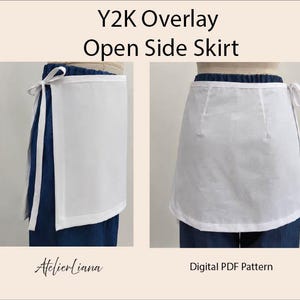 Op de afbeelding: Een witte Y2K-overrok met open zijkant in twee aanzichten, voorzien van een wikkelontwerp met een striksluiting aan de zijkant en een strakke zoom. De tekst Y2K Overlay Open Side Skirt, AtelierLiana en Digital PDF Pattern is zichtbaar.